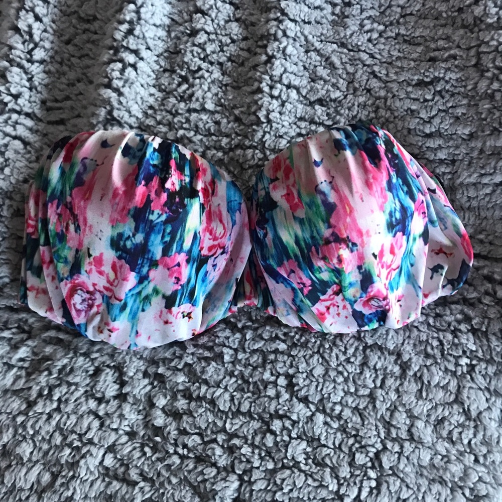 H&M floral bathing suit top 👙🌸
